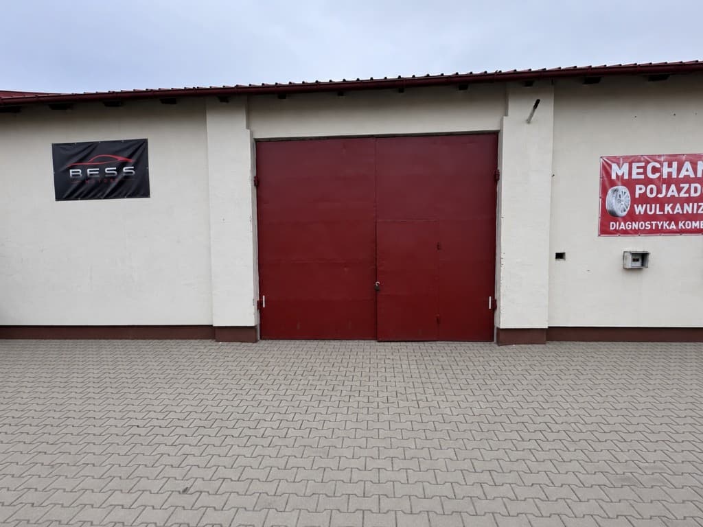 Wjazd do warsztatu BESS MOTORS — Aleja Krakowska 48/52, Warszawa