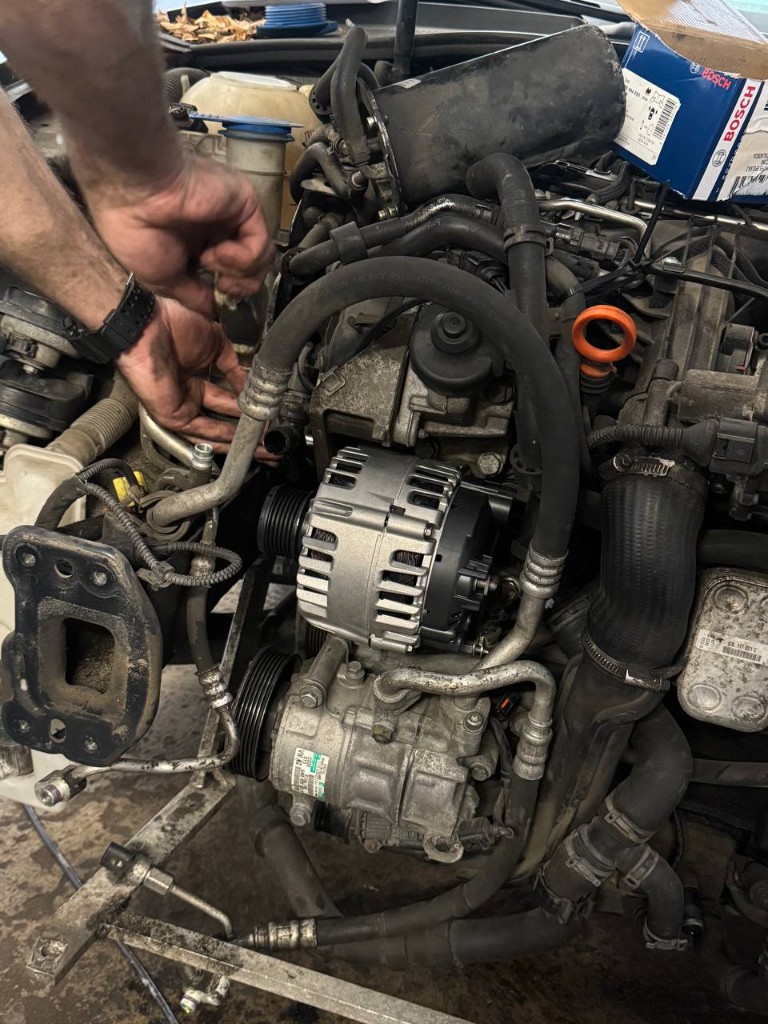 Wymiana alternatora Bosch — montaż w komorze silnika BESS MOTORS